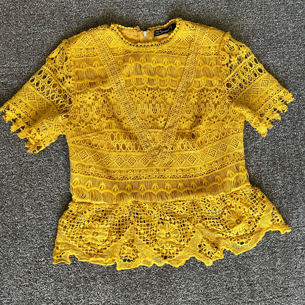Simplee Women’s Lace Zip Top Size Small